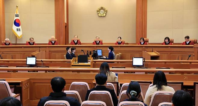 김상환 헌법재판소장과 재판관들이 지난 2월 26일 서울 종로구 헌법재판소에서 열린 출입국 관리 '안면 이미지 등 생체정보 활용' 헌법소원 결론 등 2월 심판사건 선고를 위해 대심판정에 참석하고 있다. 뉴스1