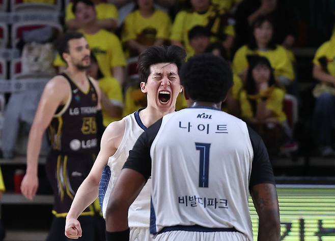 원정 1차전에서 승리하고 포효하는 소노 이정현(가운데). 연합뉴스