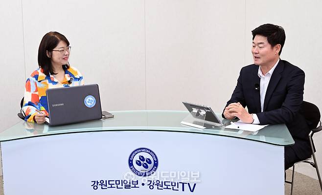 ▲ 구자열 더불어민주당 원주시장 예비후보는 22일 본사를 방문, 박지은 정치부장과 ‘6·3 지방선거 직격인터뷰’를 가졌다. 서영 기자