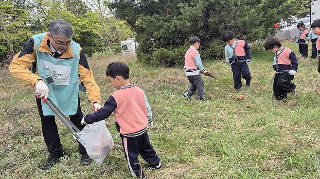 ▲ 22일 제56회 지구의 날을 맞아 춘천공공형어린이집연합회 소속 어린이집 원아들이 춘천 베어스호텔 일대에서 ‘다함께 쓰담’ 환경 정화 활동을 진행하고 있다.