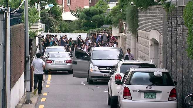 2013년 7월 전두환 특별환수팀은 전두환의 연희동 자택을 압수수색했다.