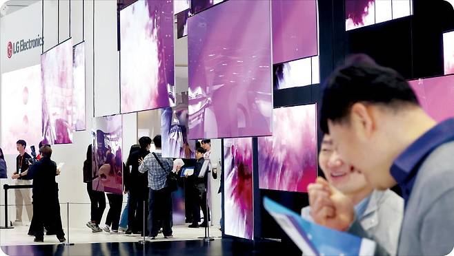 < 신형 초슬림 TV ‘올레드 W’ 선보여 > 서울 삼성동 코엑스에서 22일 열린 ‘2026 월드IT쇼’ LG전자 부스에서 관람객들이 신형 초슬림 TV ‘시그니처 올레드 W’를 살펴보고 있다.  /이솔 기자