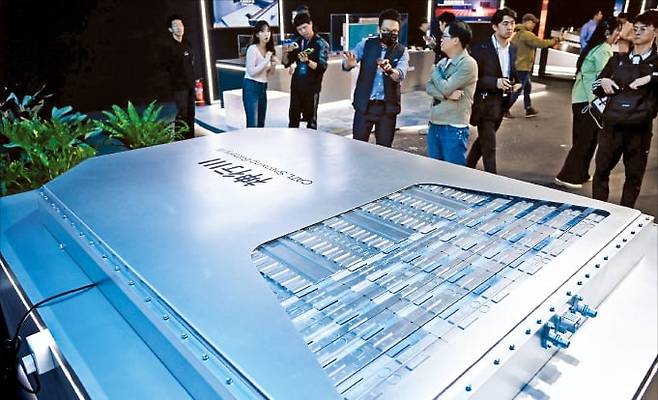 중국 CATL이 지난 21일 베이징에서 연 신제품 발표회에서 충전량을 10%에서 98%로 올리는 데 6분27초밖에 안 걸리는 3세대 리튬·인산철(LFP) 배터리 ‘선싱’을 공개했다.  /AFP연합뉴스