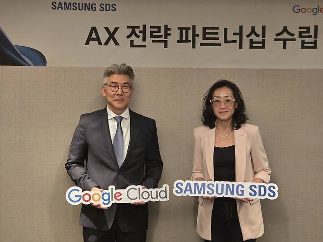 이호준 삼성SDS 클라우드서비스사업부장(부사장·왼쪽)과 루스 선 구글 클라우드 코리아 사장이 22일(현지시간) 미국 라스베이거스에서 파트너십을 체결하고 있다. 김인엽 특파원