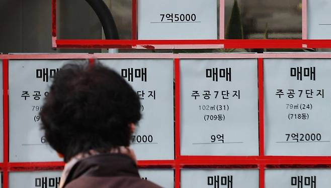 서울 노원구 한 부동산에 전월세 임대 매물 대신 매매 매물 정보만 가득하다.  사진=뉴스1