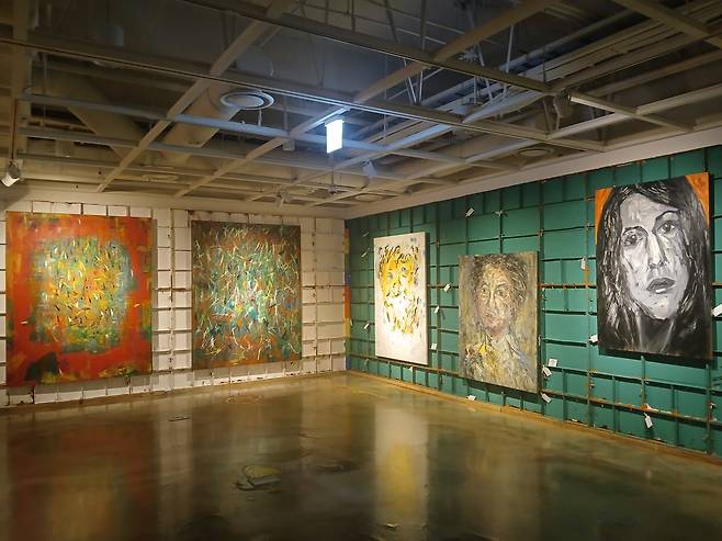 서울 세종문화회관 미술관에서 열리고 있는 '박신양의 전시쑈: 제4의 벽'. 민음사 제공