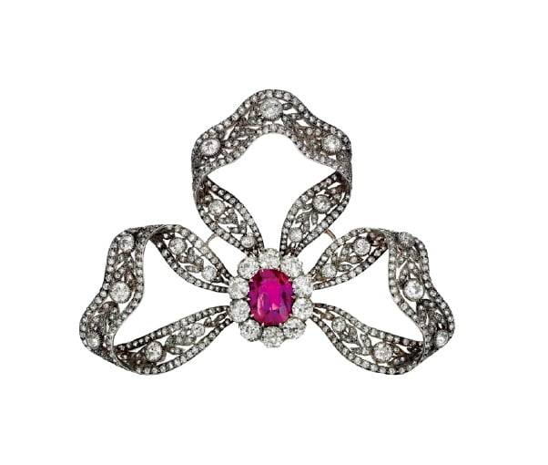 오스트리아 합스부르크와 부르봉파르마 두 왕가의 혈연과 기억이 얽혀 있는 루비·다이아몬드 리본 브로치. ©Sotheby’s