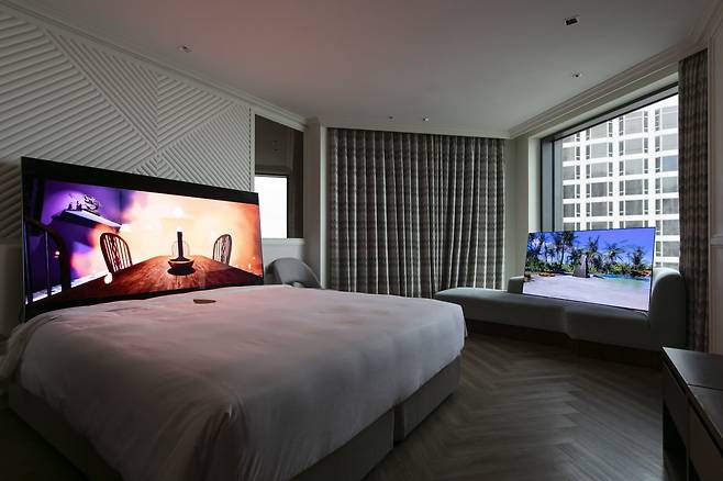 그랜드조선 부산 호텔에서 열린 '루프 플러스' 아트페어에 마련된 아티비스트 부스에 그레그 이토의 작품이 상영되고 있다. 루프 플러스 제공