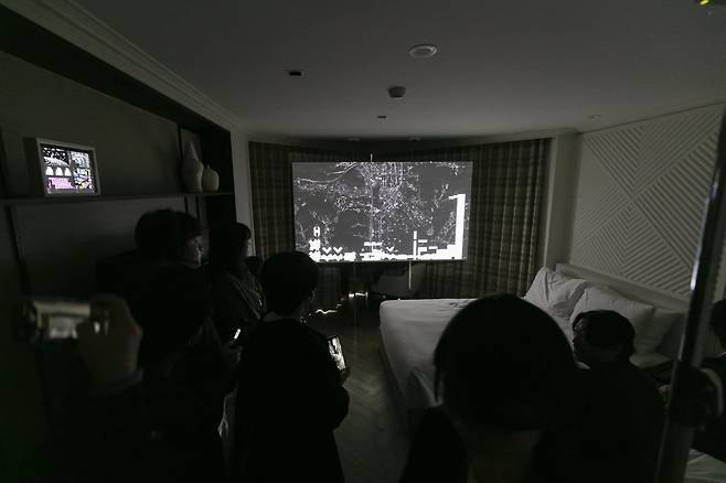 그랜드조선 부산 호텔에서 열린 '루프 플러스' 아트페어에 마련된 백아트 부스에 추미림의 작품이 상영되고 있다. 루프 플러스 제공