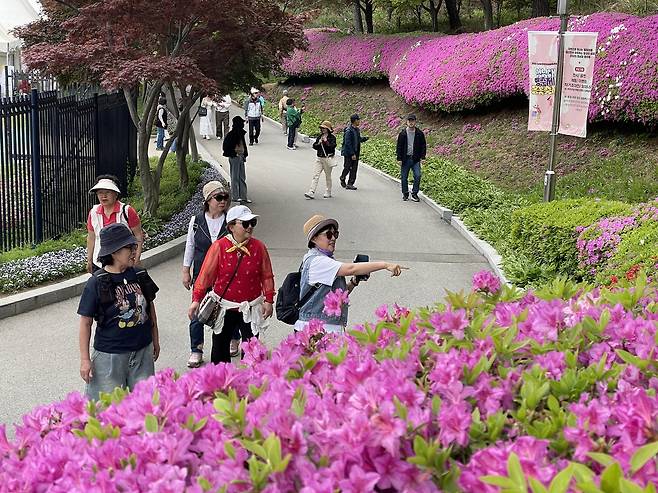 옛 대통령 별장인 충북 청주 청남대를 찾은 방문객이 야생화를 감상하고 있다. 충북도 제공.