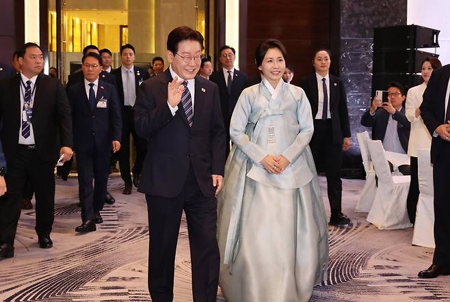 베트남을 국빈 방문중인 이재명 대통령과 김혜경 여사가 22일 하노이의 한 호텔에서 열린 동포 오찬 간담회에 입장하고 있다. 20260422 이준헌 기자