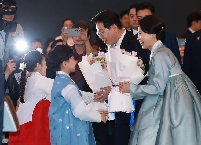 베트남을 국빈 방문중인 이재명 대통령과 김혜경 여사가 22일 하노이의 한 호텔에서 열린 동포 오찬 간담회에서 화동으로부터 꽃다발을 받고있다. 20260422 이준헌 기자