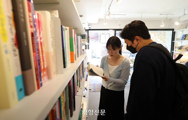 김아영 대표가 손님에게 책을 추천하고 있다.