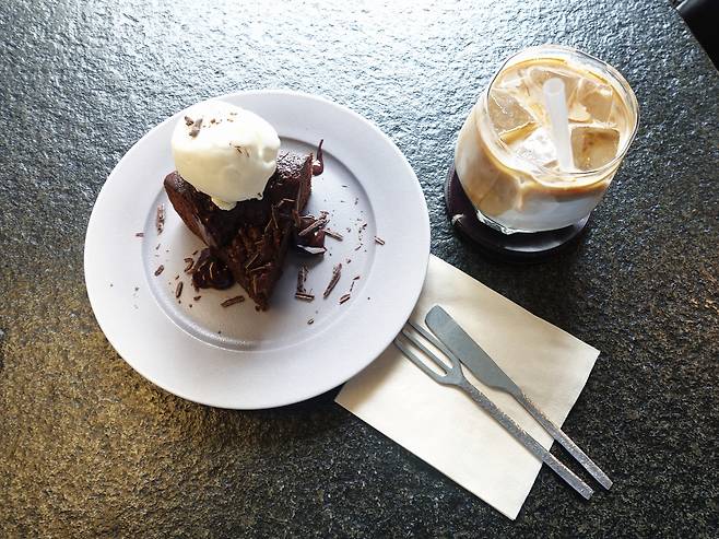 The Breve cream coffee and Mathilda chocolate cake at Petrol Place in Mangwon [LIM JEONG-WON]