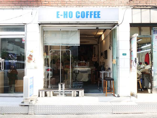 Eho Coffee, a small but much-loved neighborhood cafe in Mangwon [LIM JEONG-WON]