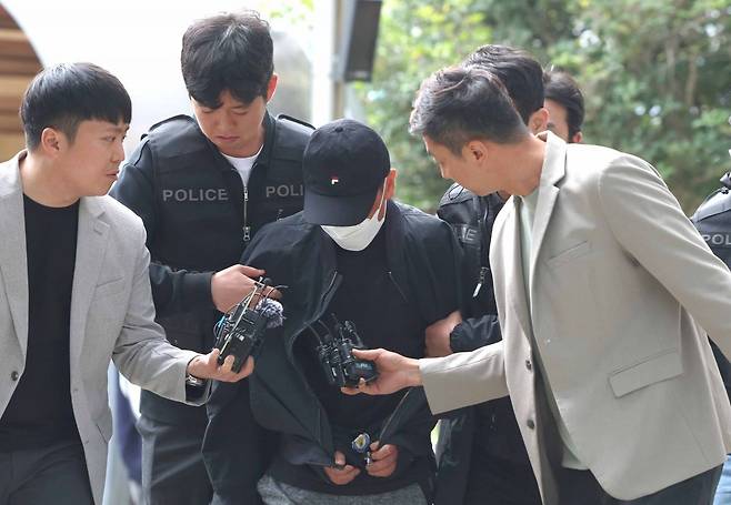 경남 진주시 화물연대본부 집회 현장에서 화물차를 몰아 노조원을 치어 숨지게 한 혐의(살인 등)를 받는 비조합원 운전자 A씨가 구속 전 피의자 심문(영장실질심사)을 받기 위해 23일 창원지법 진주지원에 출석하고 있다. 연합뉴스.