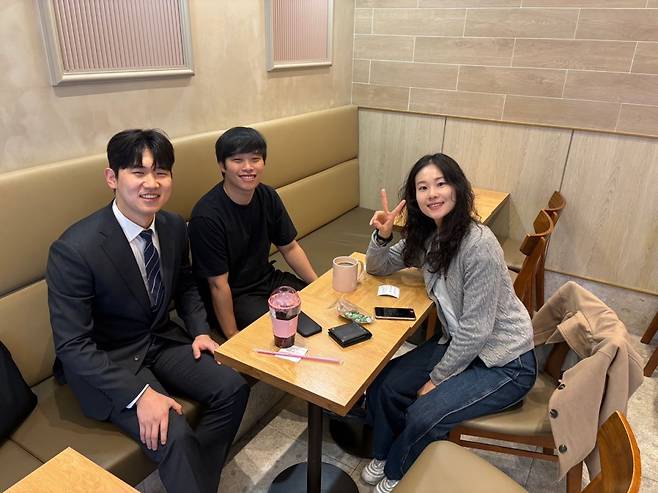 김도형(일어선 이) 새움교회 목사가 지난 16일 서울 구로구 부일로의 새움평생교육원에서 진행한 중독 치유 모임에서 중독을 성경적 관점에서 해석하는 내용에 관해 강연하고 있다. 아래 사진은 서울 프리즘교회의 ‘FIT(Frame In Today)’ 모임 모습. 임보혁 기자, 프리즘교회 제공