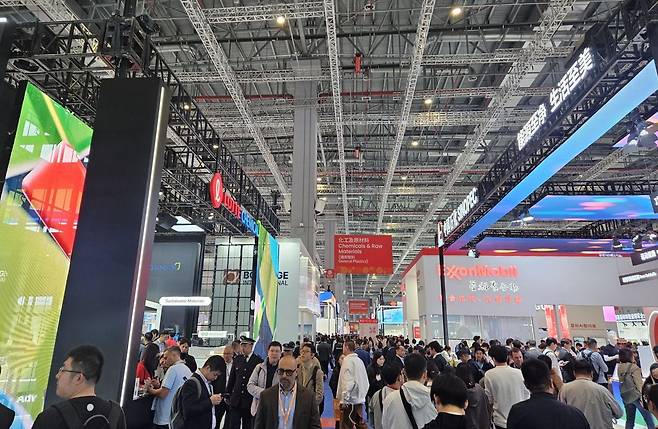 지난 22일 중국 상하이 '차이나 플라스 2026' 전시장에서 롯데케미칼과 중국 시노펙 부스가 마주보고 있는 모습. 상하이=박상은 기자