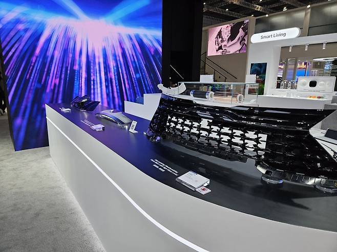 '차이나 플라스 2026'에 참여한 롯데케미칼 부스의 모빌리티 테마 전시 공간. 상하이=박상은 기자