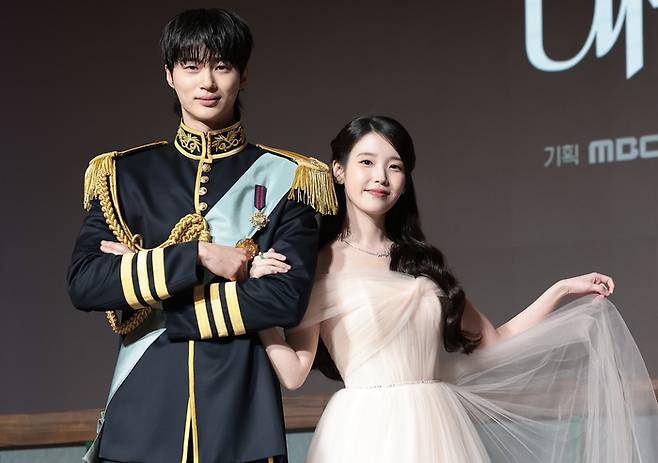 배우 변우석과 아이유(오른쪽)가 6일 오후 서울 강남구 조선팰리스 서울 강남에서 열린 MBC 새 금토드라마 ‘21세기 대군부인’(극본 유지원/연출 박준화) 제작발표회에 참석해 포즈를 취하고 있다. [뉴스1]