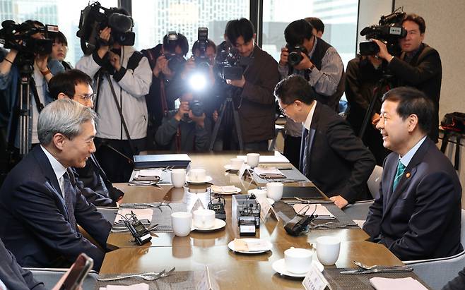 신현송 한국은행 신임 총재가 23일 서울 중구 은행회관에서 구윤철 부총리 겸 재정경제부 장관과 만나고 있다. [연합뉴스]