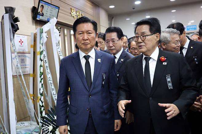 더불어민주당 정청래(왼쪽) 대표와 박지원 국회의원이 지난 13일 전남 완도군 완도읍 한 장례식장을 찾아 냉동창고 화재로 숨진 박승원 소방경 빈소를 조문한 뒤 이동하고 있다.  [사진출처=연합뉴스]