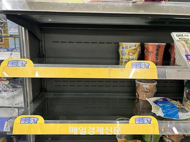 23일 오전 방문한 서울의 한 CU 점포 간편식 매대가 비어있다. [변덕호 기자]