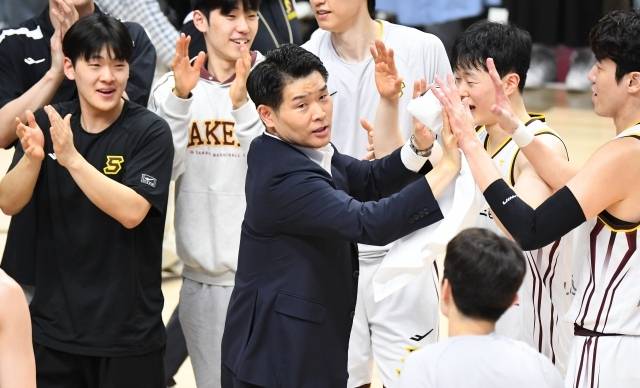 조상현 감독은 “소노의 템포 푸시는 반드시 잡아야 한다. 5대5 게임은 우리도 자신 있다. 소노가 좋다고 해도 충분히 잡아낼 수 있다고 본다. 다만 템포 푸시 상황에서 나오는 3점슛이 너무 많다. 이정현, 켐바오 중심의 템포 푸시 제어가 이번 4강에서 풀어야 할 숙제다”라고 바라봤다. 사진=KBL 제공