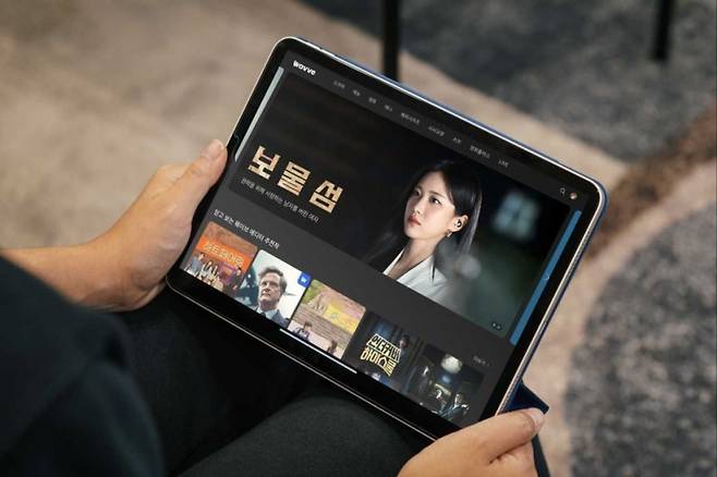 웨이브를 시청하는 모습./사진제공=웨이브