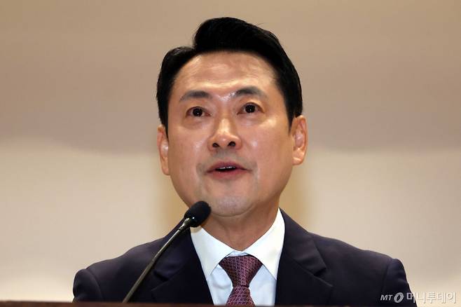 [서울=뉴시스] 조성봉 기자 = 장동혁 국민의힘 대표가 23일 오전 서울 여의도 국회 의원회관 대회의실에서 열린 AI·디지털 전환 시대, 직업훈련의 품질개선과 혁신, 지원 개선 방안 토론회에서 축사를 하고 있다.2026.04.23. suncho21@newsis.com /사진=조성봉