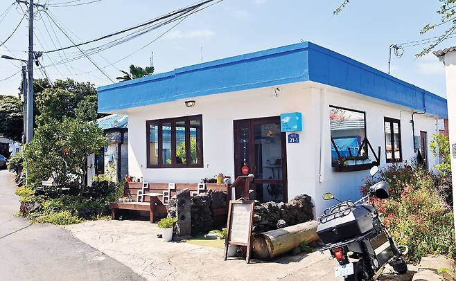 ‘바다는 안 보여요 카페’. 제주에 카페를 냈다 하면 다들 ‘바다가 보이냐’고 물어 그렇게 이름을 지었단다.