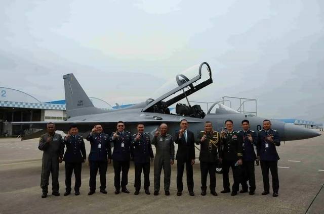무하마드 노르즐란 아리스 말레이시아 공군 참모총장과 조종사등 일행이 지난 23일  경남 사천 KAI 본사를 전격 방문하  FA-50M 블록-20 1호기 앞에서 기념촬영하고 있다. 디펜스 시큐리티 아시아(DSA)  캡처