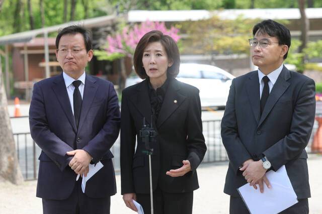 국민의힘 국정조사특위 김형동 간사, 나경원·윤상현 의원이 23일 국가정보원 앞에서 국정원 현장조사 협조 등을 촉구하며 취재진 앞에서 발언하고 있다. 연합뉴스