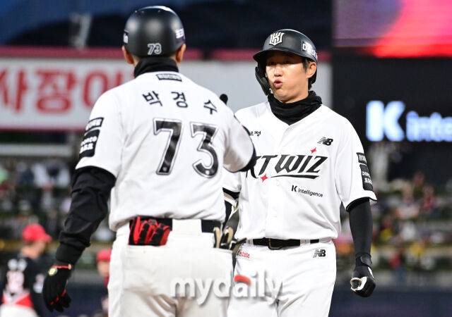 2026년 4월 22일 오후 경기도 수원KT위즈파크에서 열린 '2026 신한 SOL KBO리그' KIA 타이거즈와 KT 위즈의 경기. KT 김민혁이 3회말 무사 2루서 1타점 적시타를 친 뒤 기뻐하고 있다./수원 = 유진형 기자