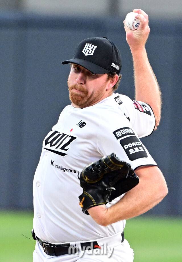 2026년 4월 22일 오후 경기도 수원KT위즈파크에서 열린 '2026 신한 SOL KBO리그' KIA 타이거즈와 KT 위즈의 경기. KT 선발투수 사우어가 역투하고 있다./수원 = 유진형 기자