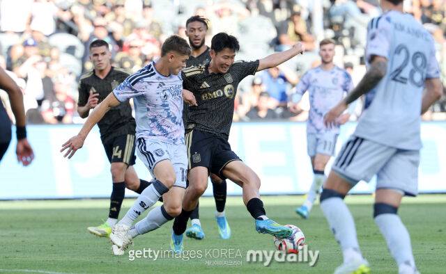 22일 MLS 사무국이 발표한 파워랭킹에 따르면 LA FC는 3계단 하락한 4위에 위치했다. 볼을 지켜내고 있는 손흥민(가운데)./게티이미지코리아