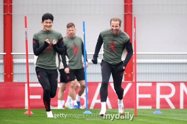 김민재(왼쪽)와 케인이 아탈란타와의 2025-26시즌 유럽축구연맹 챔피언스리그 8강 2차전을 앞두고 팀 훈련을 진행하고 있다./게티이미지코리아