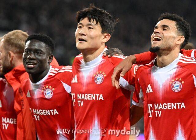22일 비인스포츠 보도에 따르면 페네르바체 복귀설에 휩싸인 김민재가 바이에른 뮌헨 잔류를 원하는 것으로 알려졌다. 동료들과 승리 후 기뻐하고 있는 김민재(가운데)./게티이미지코리아