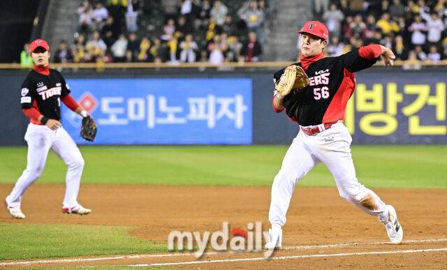 2026년 4월 1일 오후 서울 잠실구장에서 '2026 신한 SOL KBO리그' KIA 타이거즈와 LG 트윈스의 경기. KIA 1루수 오선우가 8회말 1사 3루서 LG 홍창기의 땅볼 때 홈으로 송구하고 있다./마이데일리