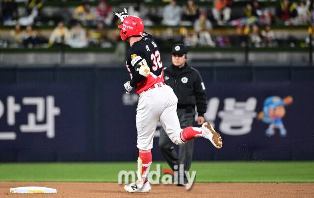 KIA 데일이 KBO리그 첫 홈런을 친 뒤 기뻐하고 있다 / 수원 = 유진형 기자 zolong@mydaily.co.kr