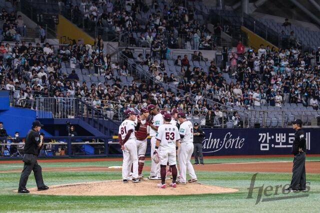 22일 NC전에서 설종진 감독이 알칸타라와 마운드에서 대화를 나누고 있다./키움 히어로즈 제공