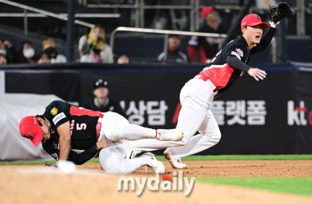2026년 4월 22일 오후 경기도 수원KT위즈파크에서 열린 '2026 신한 SOL KBO리그' KIA 타이거즈와 KT 위즈의 경기. KIA 3루수 김도영이 7회말 2사 만루서 KT 한승택의 3루수 앞 땅볼 때 KT 2루 주자 장성우와 충돌한 뒤 고통을 호소하고 있다./마이데일리