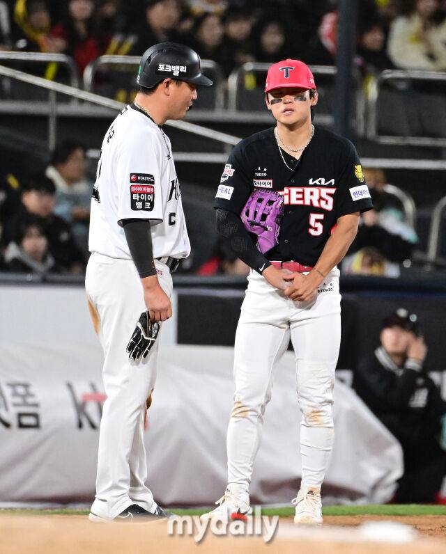 2026년 4월 22일 오후 경기도 수원KT위즈파크에서 열린 '2026 신한 SOL KBO리그' KIA 타이거즈와 KT 위즈의 경기. KT 2루 주자 장성우가 7회말 2사 만루서 한승택의 3루수 앞 땅볼 때 KIA 3루수 김도영과 충돌한 뒤 걱정하고 있다./마이데일리