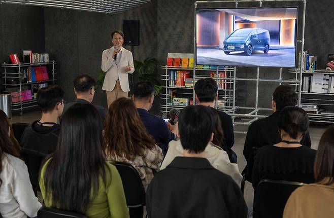 지난 21일 서울 강남구 현대 모터스튜디오에서 열린 미디어 행사에서 이철민 현대차 국내마케팅실 상무가 발표를 하고 있다. [현대차 제공]