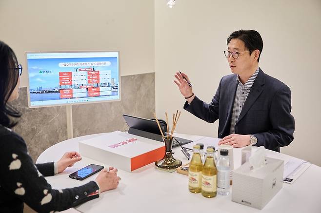 현대건설이 운영하는 ‘A.PT 라운지’에서 압구정2구역 조합원을 대상으로 한 맞춤형 컨설팅이 이뤄지고 있다. [헤럴드DB]