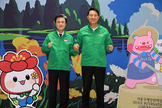 오세훈(오른쪽) 서울시장과 김태흠 충남지사가 22일 서울시청에서 열린 ‘2026 서울국제정원박람회·태안국제원예치유박람회 상호협력 기자설명회’에서 기념촬영하고 있다. [연합]