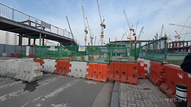 23일 오후 삼성전자 노조 집회로 4만명 가량이 운집할 것으로 예상되면서, 삼성전자 평택캠퍼스 P5팹 게이트가 막혀있다. 이날 현장의 일부 인원은 하루 휴무에 들어가고 일대 8차선 도로가 막히면서 화물차 등의 접근도 어려워 공사에 차질이 미칠 것으로 예상된다. 박지영 기자.