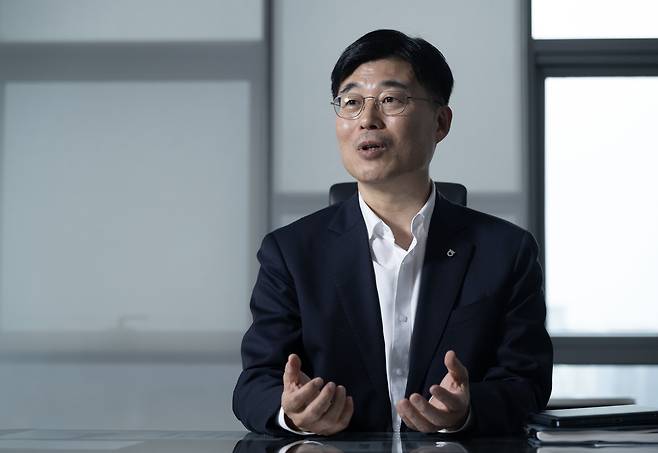 김주식 농협은행 AX부행장이 20일 서울 서대문구 NH농협타워에서 진행된 헤럴드경제와 인터뷰에서 디지털 자산이 가져올 ‘인프라의 전환’을 말하고 있다.  임세준 기자