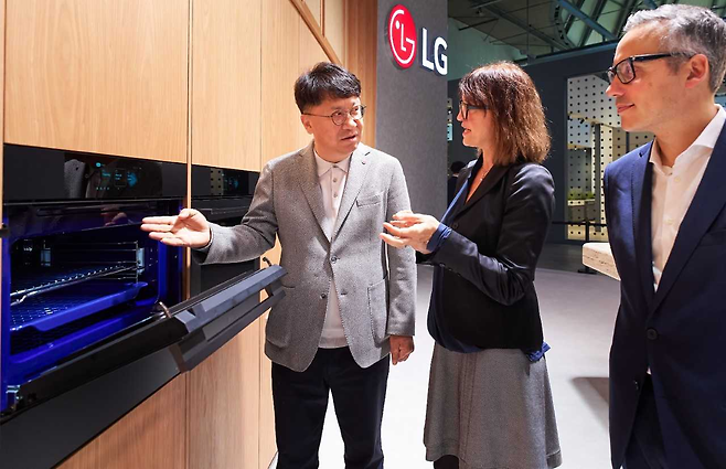 백승태(왼쪽) LG전자 HS사업본부장 부사장이 관람객에게 LG 빌트인 패키지를 설명하고 있다.   [LG전자 제공]