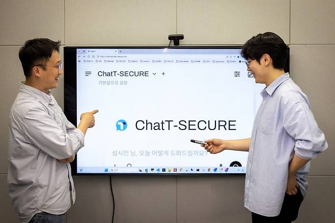 현대트랜시스 임직원들이 사내 맞춤형 AI 챗봇 ‘챗티’를 사용하고 있다. [현대트랜시스 제공]